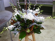 centerpiece with magnolias